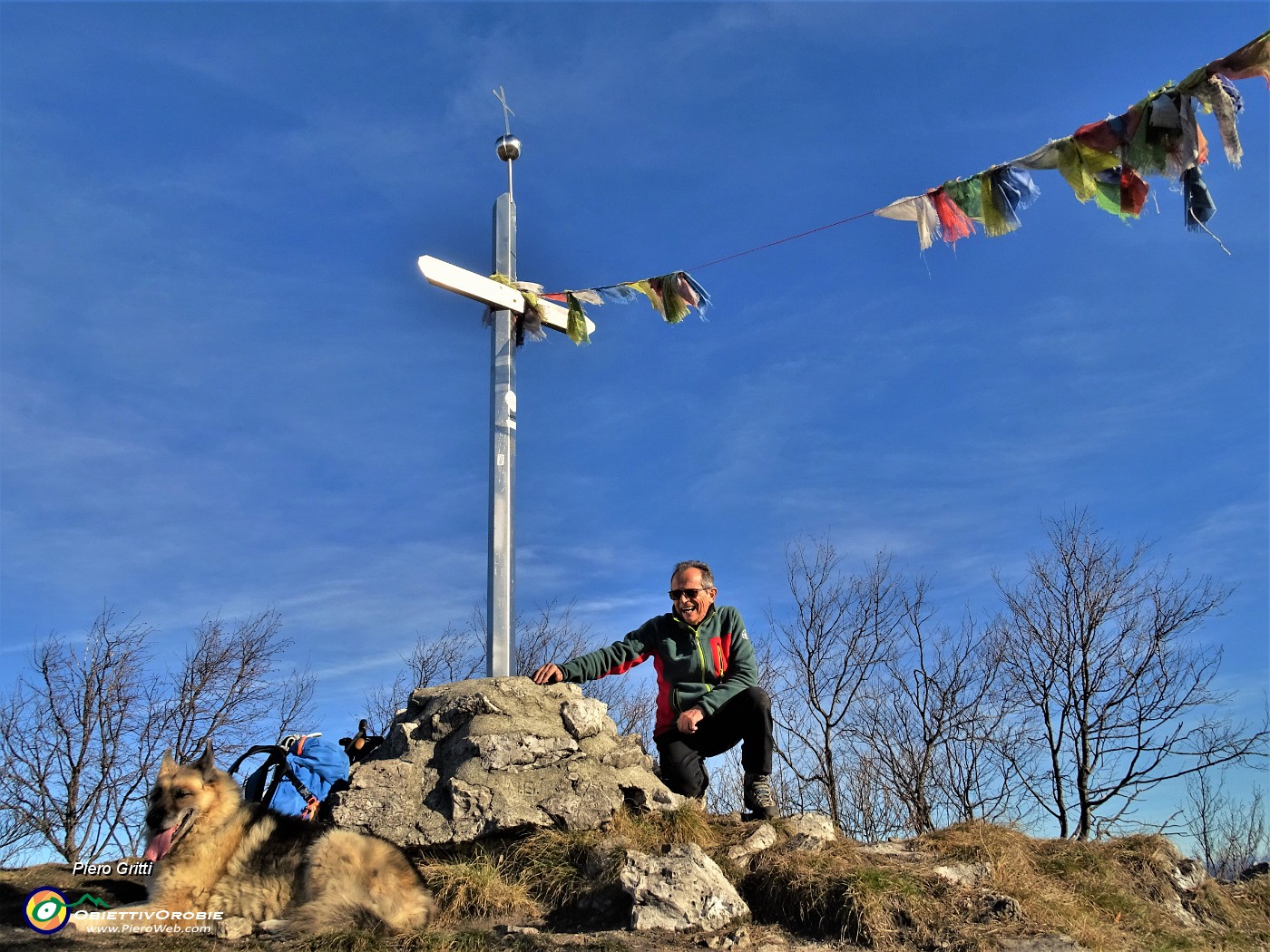 04 Alla croce di vetta del Monte Ocone (1351 m).JPG